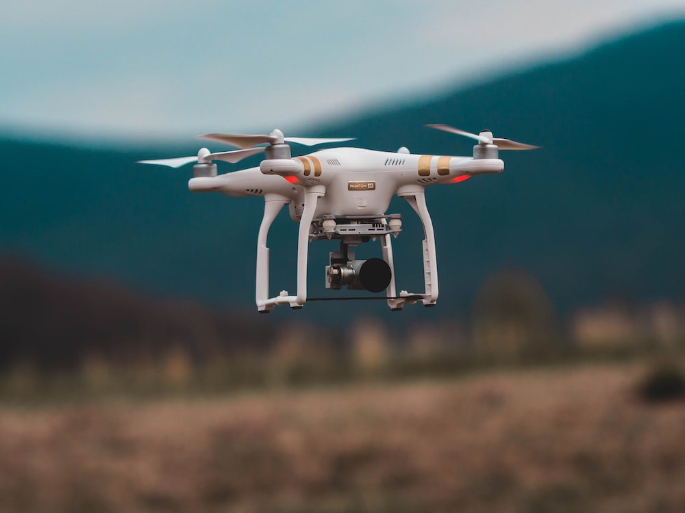 Les drones sont des aéronefs sans équipage dont le pilotage est automatique ou télécommandé, à usage civil ou au profit des forces armées ou de sécurité — police, douane — d'un État.