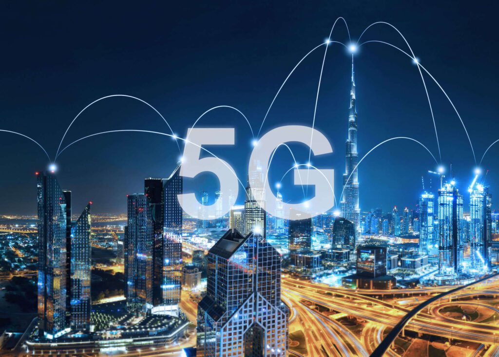 La technologie 5G marque une avancée significative dans les télécommunications avec des vitesses de transmission de données beaucoup plus rapides et une latence réduite.