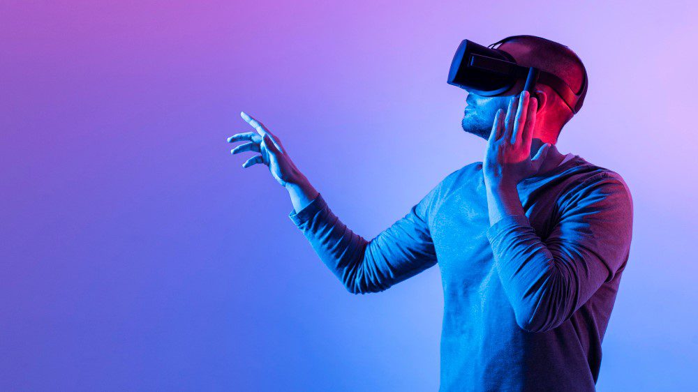 La réalité virtuelle (VR) est une technologie immersive qui crée un environnement simulé, permettant aux utilisateurs de se plonger dans un monde virtuel à l'aide de casques et de dispositifs spéciaux.