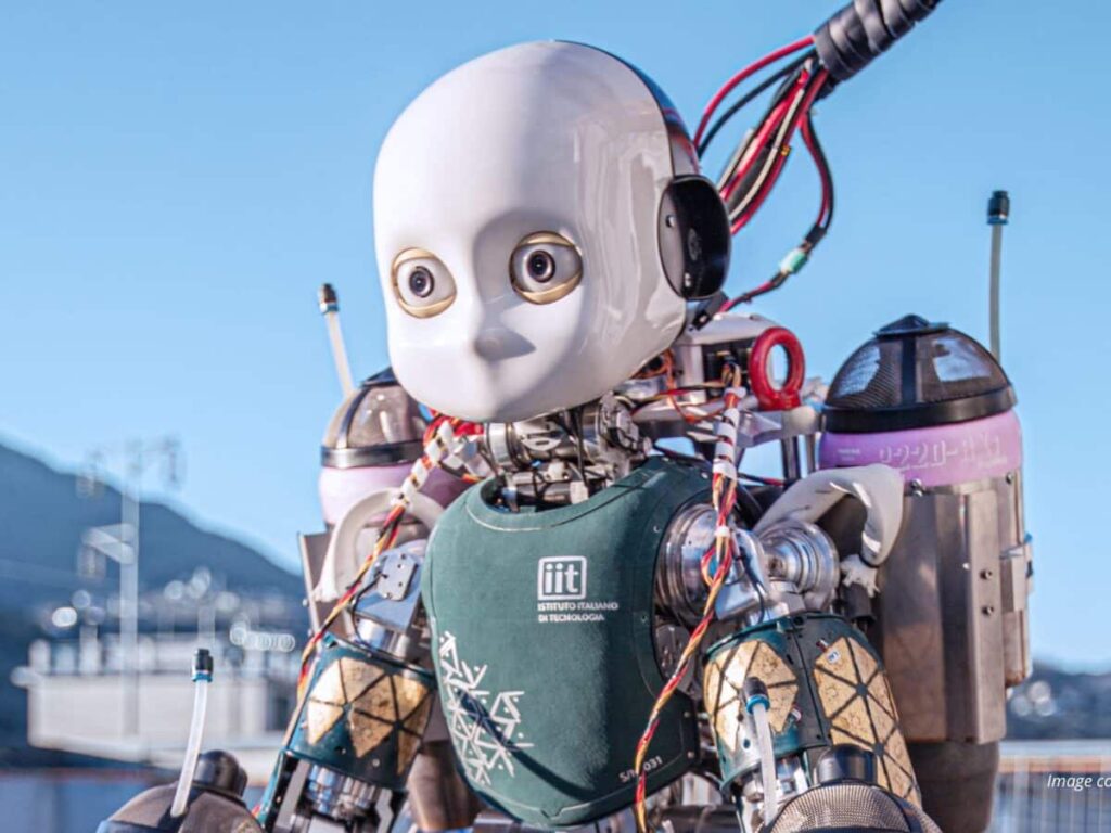 Une équipe de recherche italienne a réalisé le vol inaugural de son robot humanoïde iRonCub3, en maintenant un vol stationnaire stable à environ 50 cm d'altitude. Leurs résultats révolutionnaires apparaissent dans l’édition d’aujourd’hui de Nature Communications Engineering.