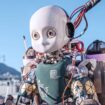 Une équipe de recherche italienne a réalisé le vol inaugural de son robot humanoïde iRonCub3, en maintenant un vol stationnaire stable à environ 50 cm d'altitude. Leurs résultats révolutionnaires apparaissent dans l’édition d’aujourd’hui de Nature Communications Engineering.