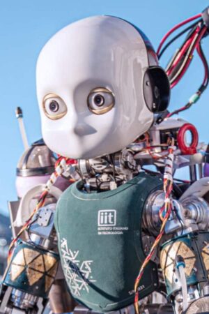 Une équipe de recherche italienne a réalisé le vol inaugural de son robot humanoïde iRonCub3, en maintenant un vol stationnaire stable à environ 50 cm d'altitude. Leurs résultats révolutionnaires apparaissent dans l’édition d’aujourd’hui de Nature Communications Engineering.