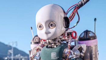 Une équipe de recherche italienne a réalisé le vol inaugural de son robot humanoïde iRonCub3, en maintenant un vol stationnaire stable à environ 50 cm d'altitude. Leurs résultats révolutionnaires apparaissent dans l’édition d’aujourd’hui de Nature Communications Engineering.