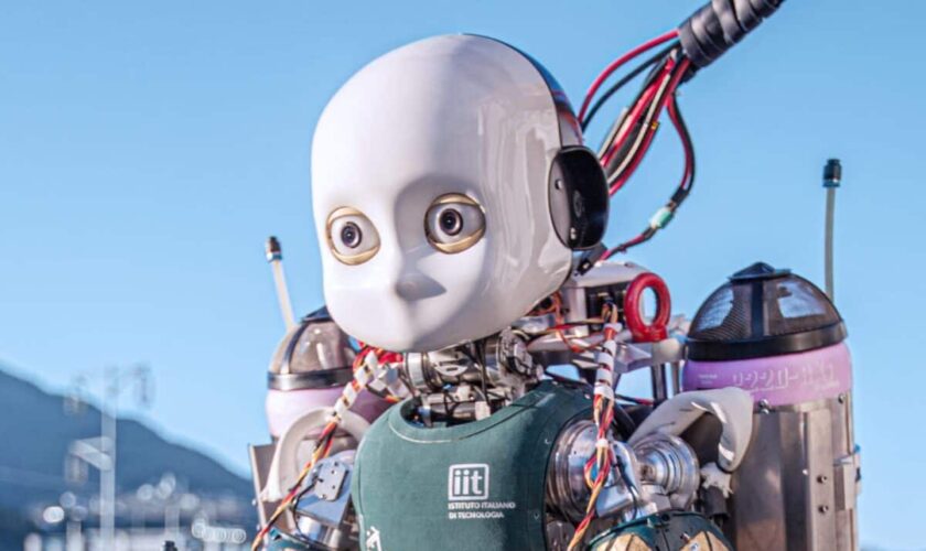 Une équipe de recherche italienne a réalisé le vol inaugural de son robot humanoïde iRonCub3, en maintenant un vol stationnaire stable à environ 50 cm d'altitude. Leurs résultats révolutionnaires apparaissent dans l’édition d’aujourd’hui de Nature Communications Engineering.