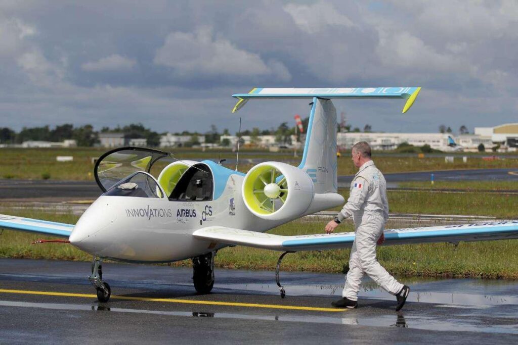 L’aéronautique verte, portée par des innovations électriques, transforme le ciel en un espace plus propre et plus durable.