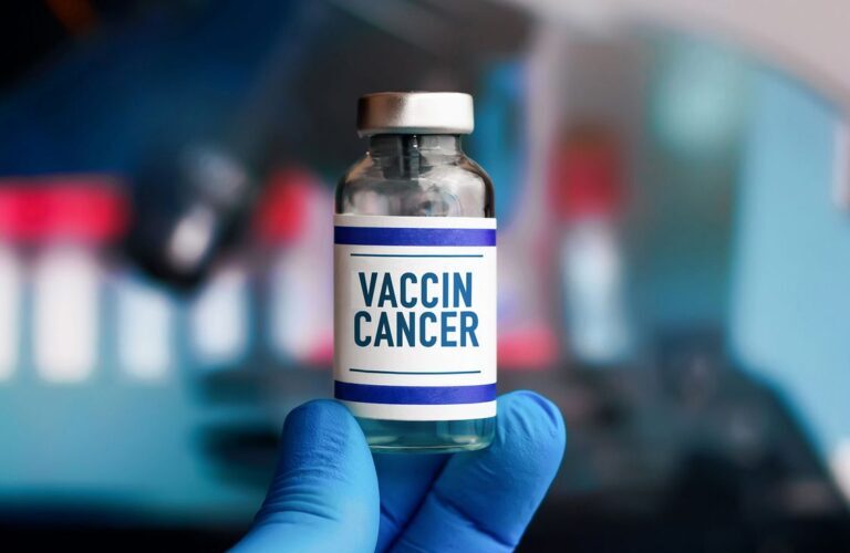 les vaccins personnalisés contre le cancer étant un traitement potentiel novateur pour traiter les tumeurs. En 2025, plusieurs essais cliniques cités,