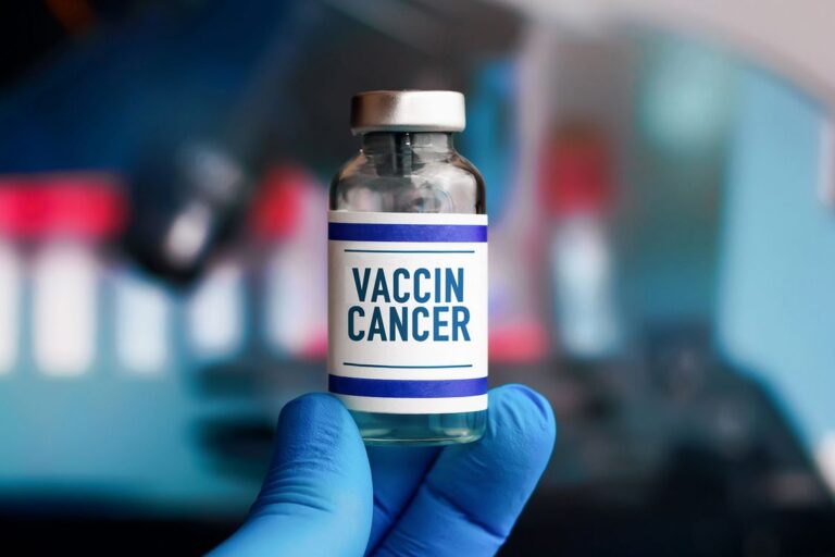 les vaccins personnalisés contre le cancer étant un traitement potentiel novateur pour traiter les tumeurs. En 2025, plusieurs essais cliniques cités,