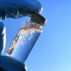 Les chercheurs ont découvert que les polymères naturels dérivés du gombo et du fenugrec sont très efficaces pour éliminer les microplastiques de l’eau.