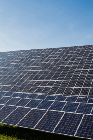 Un nouveau matériau composite maintient passivement les panneaux solaires au frais, augmentant la puissance de sortie de 12,9 % et prolongeant leur durée de vie de plus de 200 %.