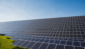 Un nouveau matériau composite maintient passivement les panneaux solaires au frais, augmentant la puissance de sortie de 12,9 % et prolongeant leur durée de vie de plus de 200 %.