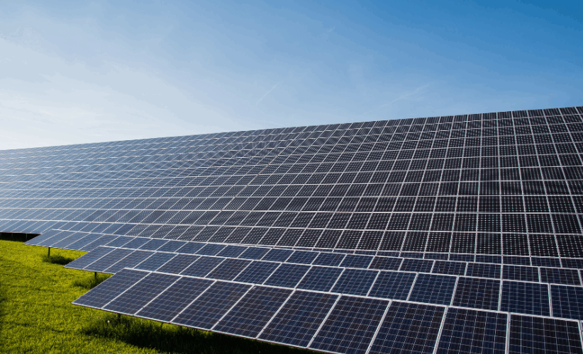 Un nouveau matériau composite maintient passivement les panneaux solaires au frais, augmentant la puissance de sortie de 12,9 % et prolongeant leur durée de vie de plus de 200 %.