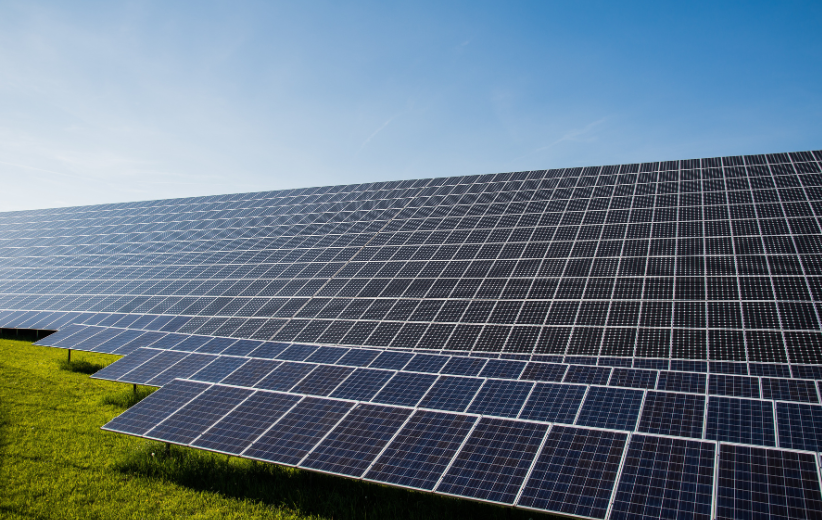 Un nouveau matériau composite maintient passivement les panneaux solaires au frais, augmentant la puissance de sortie de 12,9 % et prolongeant leur durée de vie de plus de 200 %.