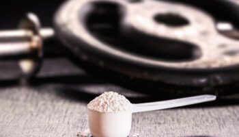 La créatine est l'un des suppléments les plus populaires utilisés dans les salles de sport pour augmenter la construction musculaire et l'un des suppléments les plus étudiés en raison des avantages qu'il contient.